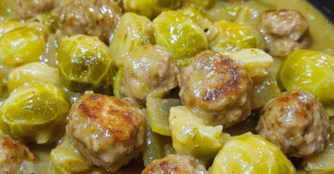Omas Herzhafter Rosenkohleintopf mit Hackbällchen: Ein Wohlfühlrezept für kalte Tage
